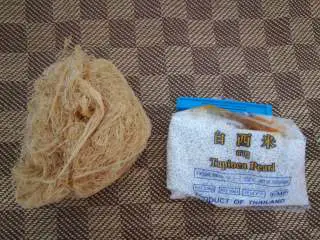 家乡小吃——狗毛膏鸽春丸,左边的就是狗毛膏草