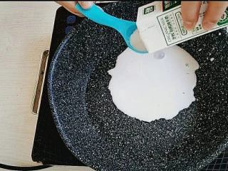 手煮奶茶西米露,锅中倒入椰浆和牛奶,这个可以根据自己的口味调节。