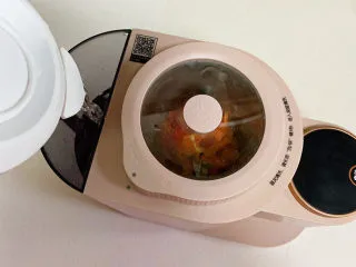 胡萝卜枸杞豆浆,往豆浆机水箱中倒入适量纯净水。