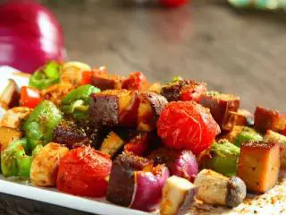 路边小吃自己做―鸡蛋干烤蔬菜串,出炉的时候撒黑胡椒碎、孜然粉即可食用