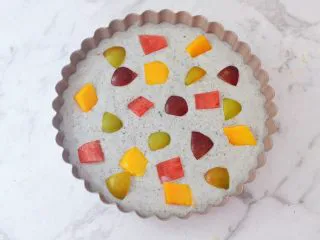 芝麻酸奶水果冻,再摆放入水果丁，最后放入冰箱冰冻4小时以上