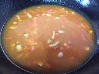 简易版陕西小吃烩麻食,加入适量的水