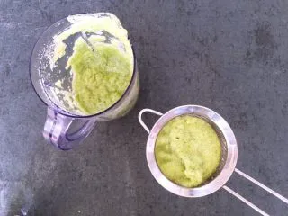 健康饮品之黄瓜雪梨汁,这时的可以直接到杯中喝，也可以选择过滤后再喝看个人