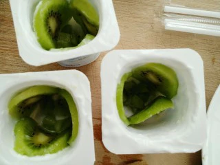 奇异果酸奶棒,把奇异果放入酸奶杯里（如图）