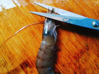 家常菜+红烧明虾,处理虾：先用剪刀剪掉须