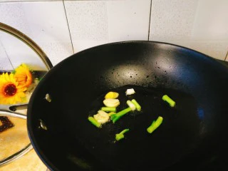 家常菜+红烧明虾,把姜蒜葱头爆香一下，