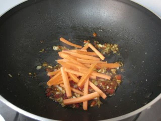 三丝茄子：香辣过瘾的潇湘风味下饭菜,放入胡萝卜炒至断生。