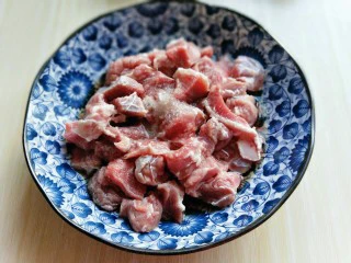 做年货+别有一番风味的牛肉浓汤,牛肉切小块，用料酒，盐。