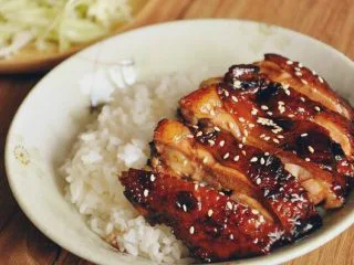 照烧风味鸡腿饭,吃的时候记得一定要撒上一把炒香的芝麻