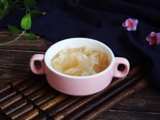 百变水果 三色水果银耳粥,将银耳粥盛入汤碗中。