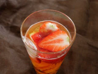 冰爽水果鸡尾酒(皮姆一号酒),草莓放入杯中。