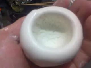 广西桂林恭城特色小吃-柚子叶粑,糯米粉团中间捻个洞出来