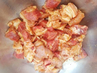 东北风味小炒,抓拌均匀腌制50分钟。