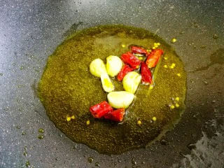 好吃到舔盘的黄瓜火腿丁,加大蒜干辣椒爆香。