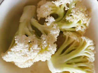 快手菜~干锅菜花,菜花掰成小块，外表脏的位置切掉
