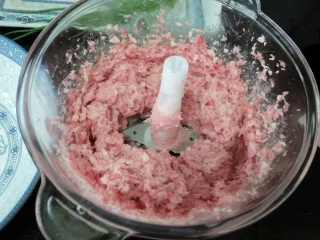 #地方特色小吃# 自制龙抄手,肉切丁,放入绞肉机中绞成肉泥