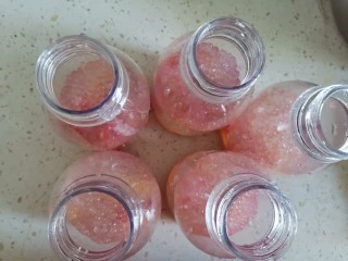 夏日甜品杨枝甘露,加入煮好的西米加制杯子5分满