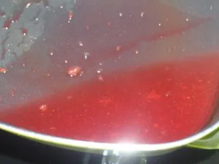 老北京小吃之“山楂糕”,剩下的山楂汁别浪费,倒入密封的容器放好。