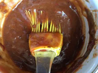 街边小吃一东北烤冷面,1到4调料搅拌均匀