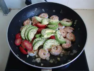 地中海风味小炒：番茄牛油果炒虾, 放入圣女果、牛油果