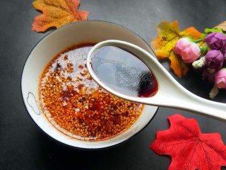 手撕茄子（内附万能凉拌汁做法）,三勺香醋。