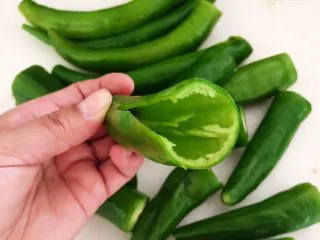 超级下饭菜 油焖尖椒,把辣椒底部切开2㎝，除去辣椒籽