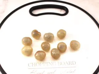 金燕耳金桔桂圆羹,桂圆去外皮后洗净。