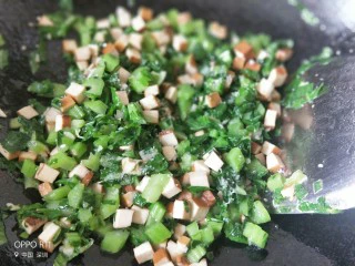 家常菜之春菜炒香干,春菜炒几下就差不多可以放盐调味