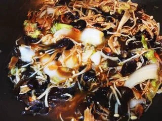 台灣傳統小吃 - 白菜滷,持續拌炒至食材完全入味