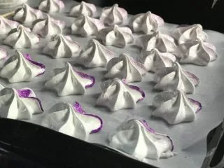 法式传统甜点:蛋白糖/Meringue,然后就最好玩的部分:开始挤出花型! 挤到烤盘上的油纸上,大小要均匀,避免一会儿有熟的有糊的