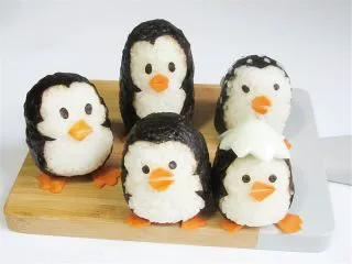 可爱的企鹅饭团,把嘴巴眼睛瞪贴上