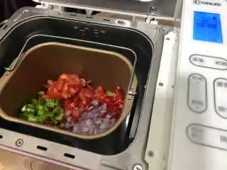牛肉意面酱(面包机版),把切好成丁的材料全部码进面包机内