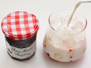 树莓果酱拿铁,这个时候倒入牛奶。