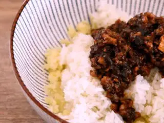 东北经典传统小吃:东北饭包,倒入米饭、鸡蛋酱、花生米,搅拌均匀