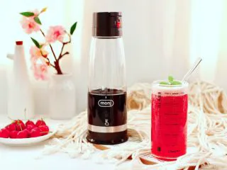 樱桃草莓冰爽果汁,榨好的果汁喝不完,可以放入冰箱冷藏保存,不会氧化的。