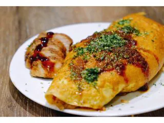 秘制异国风味鸡胸肉腌料&绝佳搭配 （减肥必备）,将蛋包饭移到盘子上 剩下来的鸡排罗列在一侧 浇上熬煮好的汁水 自创的照烧汁蛋包饭就完成啦