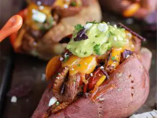 墨西哥风味烤土豆牛排配鳄梨酱,在一个小碗里,混合橄榄油(1/2 茶匙/2 茶匙/2 茶匙/2 茶匙/2 茶匙/2 杯)、辣椒粉(1 茶匙),孜然(1 茶匙),黄砂糖(1 茶匙),熏辣椒粉(1茶匙),墨西哥干红辣椒粉(1),洋葱粉(1/2 茶匙).....