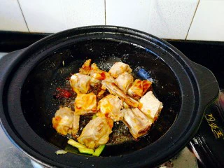 圆土豆+土豆烧排骨,加入排骨,快速翻炒