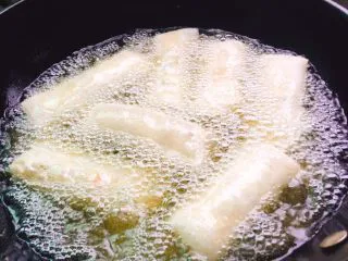 福州特色小吃+炸春卷,油温高时,再依次放入春卷