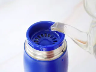 自制脏脏珍珠奶茶奶盖,红茶放入保温杯中，加入开水浸泡备用，想要茶味浓点就用2包