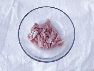 馋哭小孩的灵魂小酥肉, 切好的里脊肉倒入碗中