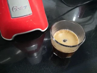 快手榛果拿铁,制备好一份意式浓缩。