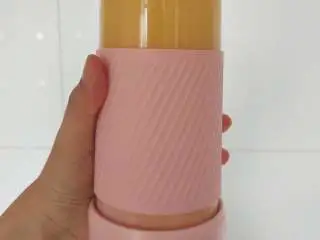 芒果百香果雪梨汁,6、快按两下启动按钮，机器工作后将杯子倒过来，打成果汁状态既可以停机。虽然刀头看着小，但是还是很有力量，果肉打的非常细腻的。 