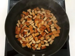 开胃小菜 老醋花生,锅里加入冷水，放入豆干焯水，水开后煮3分钟