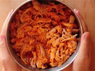 三种芝士布法罗风味鸡肉玉米脆饼,取一个大号沙拉碗，混合鸡肉鸡肉碎 和法兰克牌布法罗风味辣酱