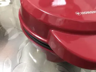 风靡街头的小吃——原味鸡蛋仔,一开始会有热气冒出,等到没有热气冒出的时候,轻抬上盖如果很容易抬起就可以开盖了,如果还有点粘就需要多加热一会儿