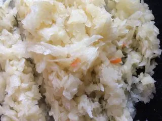 土豆肉末酿豆角,过一下清水,沥干切丁