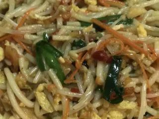 云南风味炒米线,一碗香喷喷的炒米线就等你来享用啦。