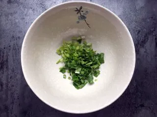 四川乐山名小吃—粉蒸肉卡饼,切小段放入碗中。