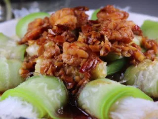 丝瓜换种新鲜做法，比炒蛋还要好吃百倍,这样一道清甜爽口，好吃又快手的下饭菜菜虾仁蒜蓉蒸丝瓜就做好啦，夏天吃最合适不过了呢。